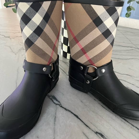 Gently Used Burberry House-check strap-detail rain boots - Picture 3 of 4